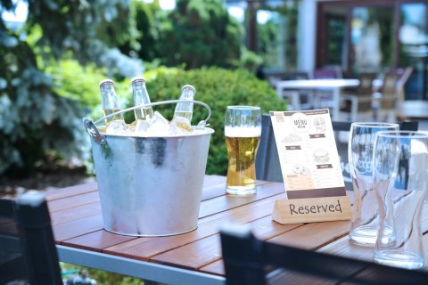 Wiaderko do piwa z bocznym otwieraczem do butelek