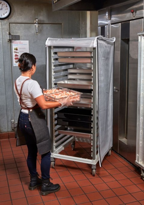 Wózek CAMBRO Camshelving® do transportu pojemników 18 × GN 2/1