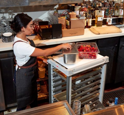 Wózek CAMBRO Camshelving® do transportu pojemników 9 × GN 1/1